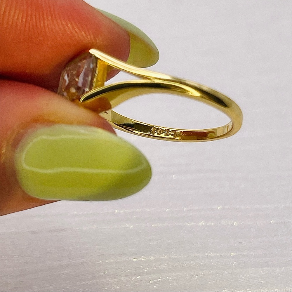 2 CT Moissanite Diamond Emerald Cut East West Half Bezel - Picture 3 of 3
